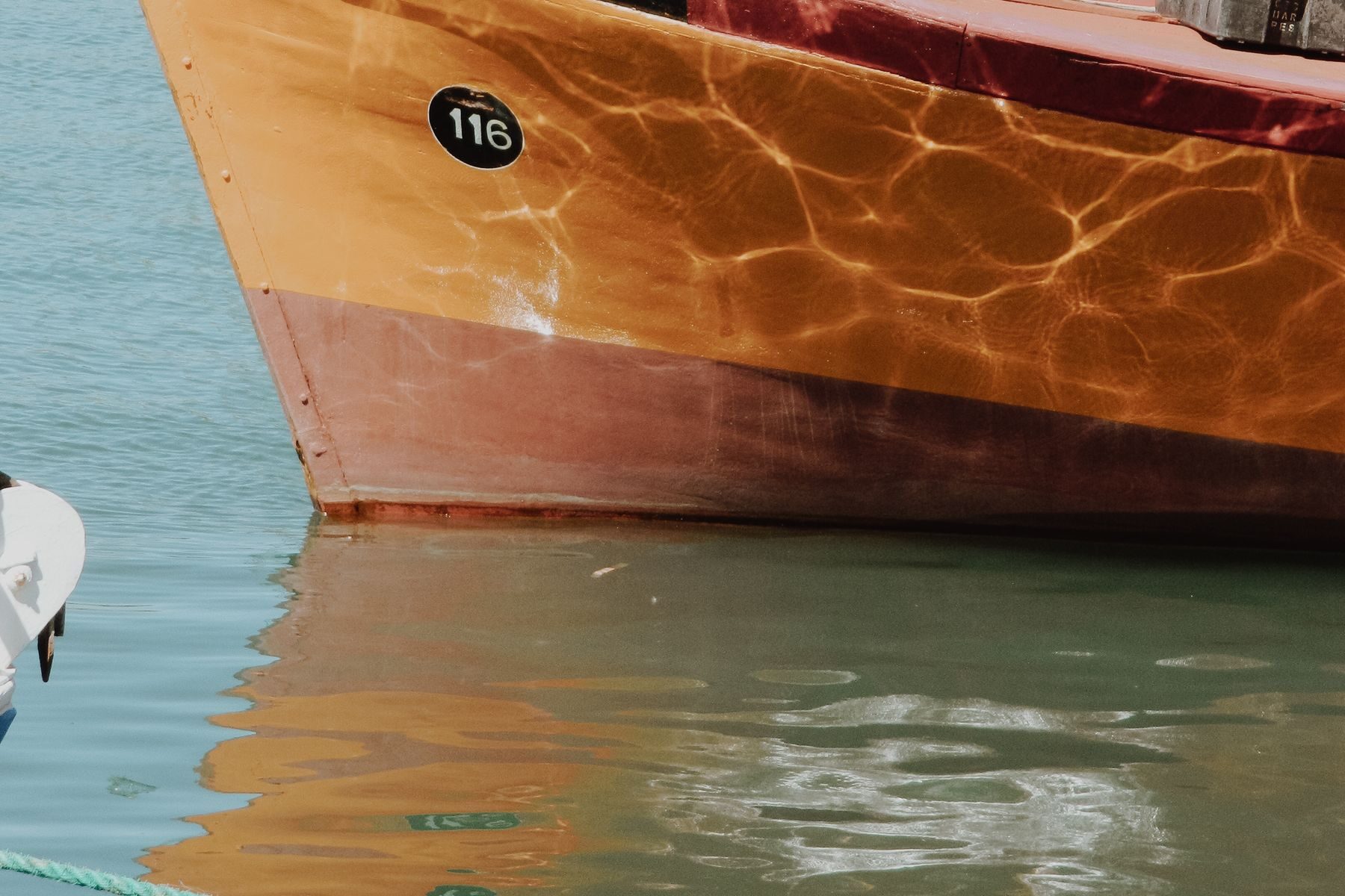 Barca fondeada en aguas tranquilas