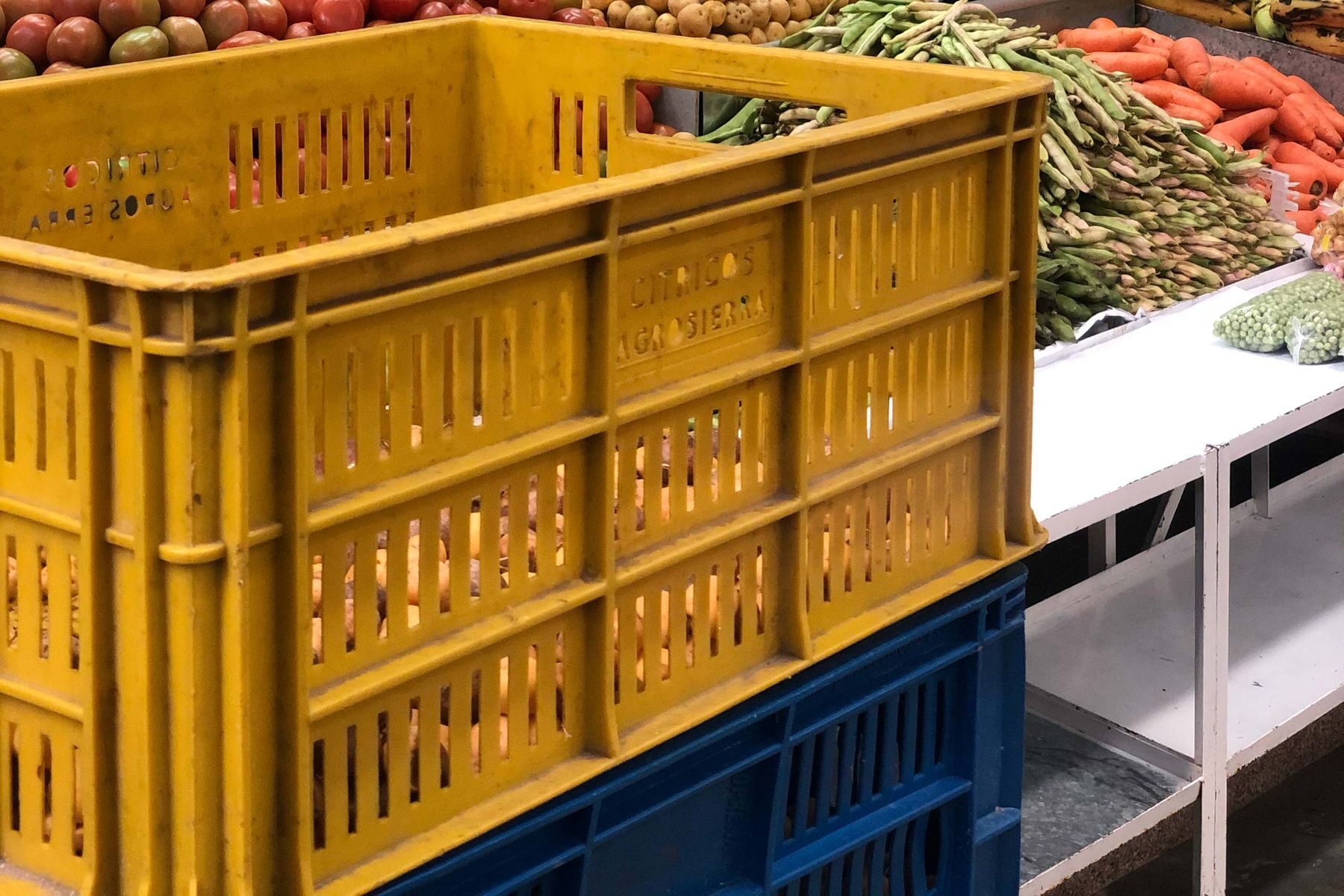 Puesto de mercado con la fruta colocada por colores