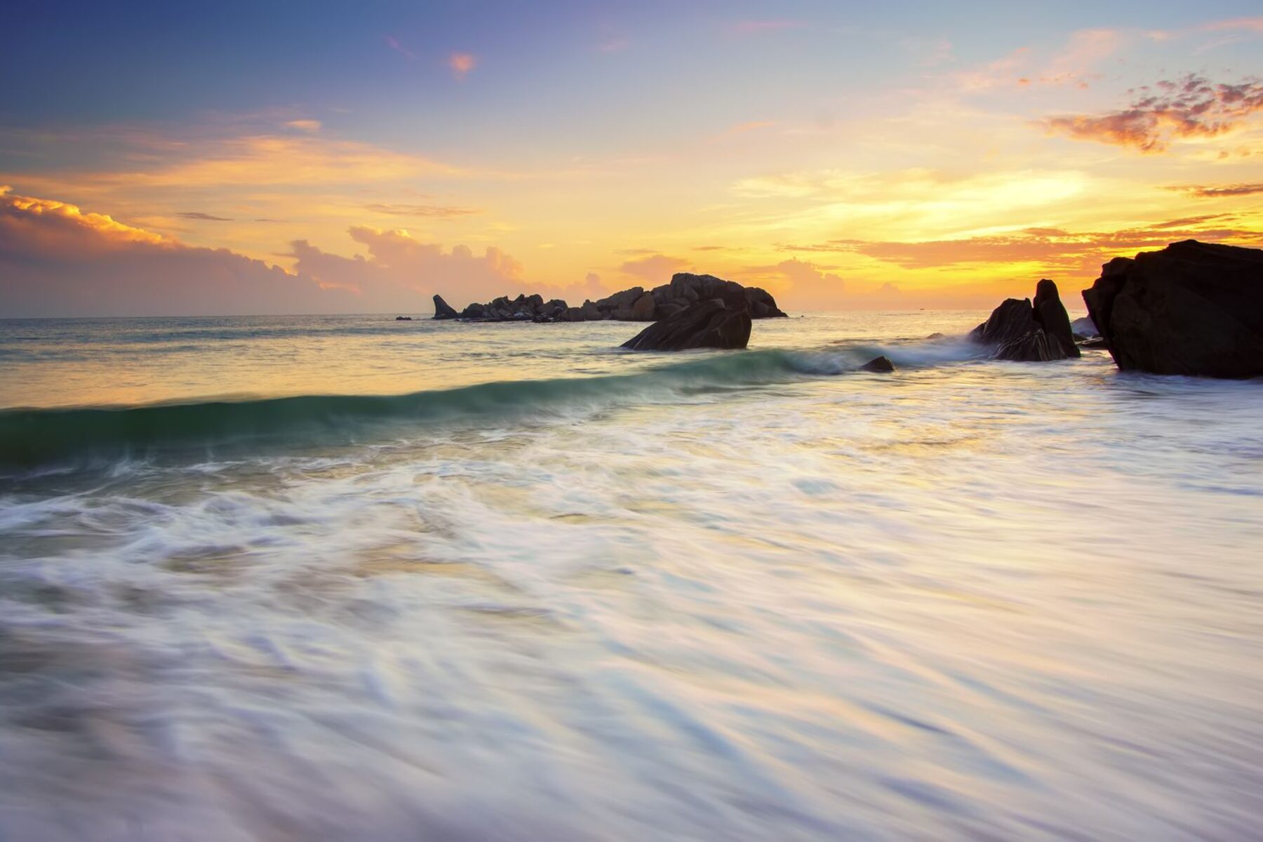 Playa al atardecer, con la marea entrando en calma después del temporal
