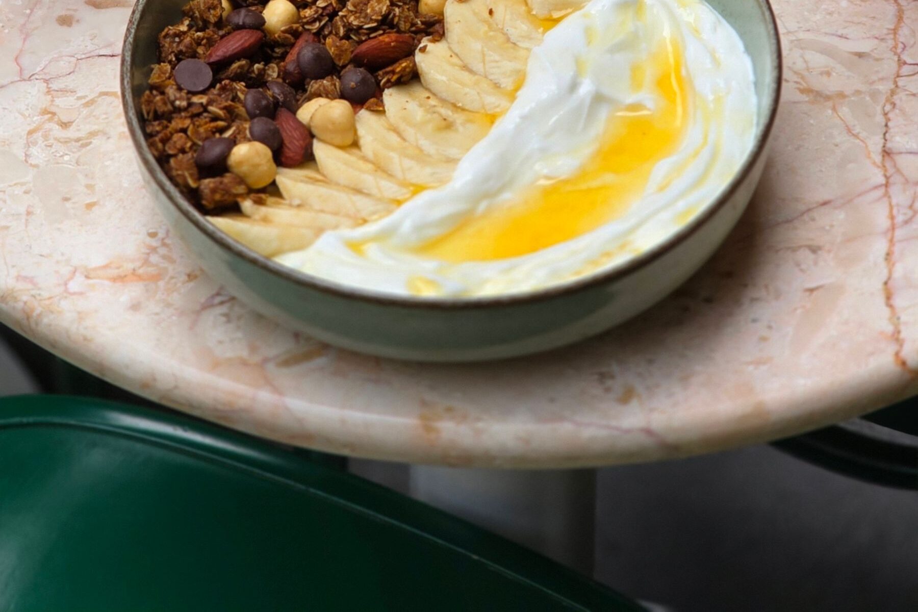 Mesa de desayuno con fruta, zumo y luz de mañana