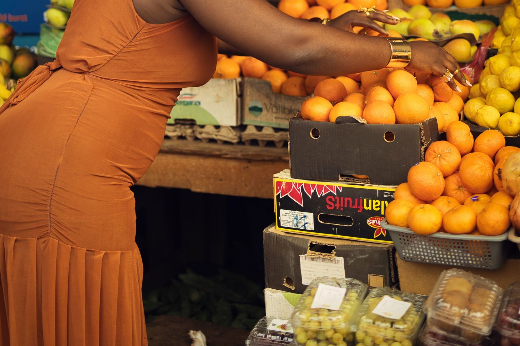 Puesto de mercado con la fruta colocada por colores