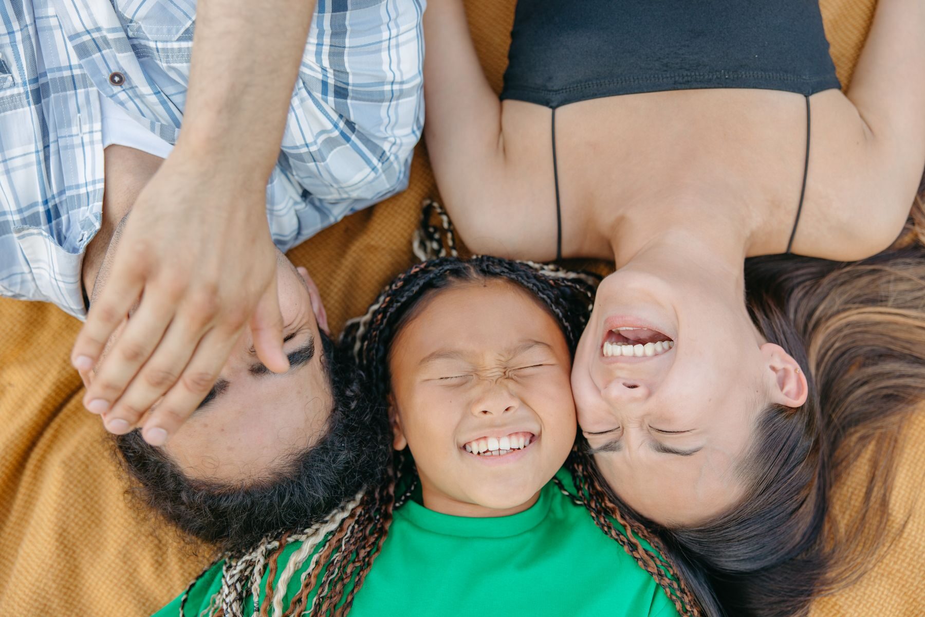 Familia riéndose al aire libre