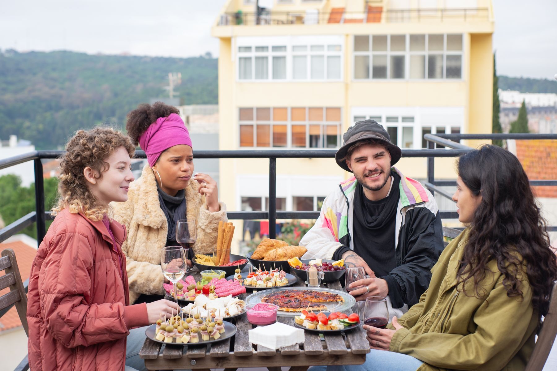 Amigos compartiendo mesa en una terraza